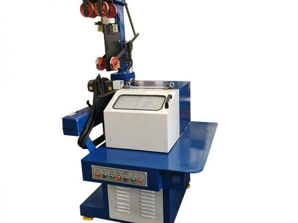 Cantilever type spool take-up machine
