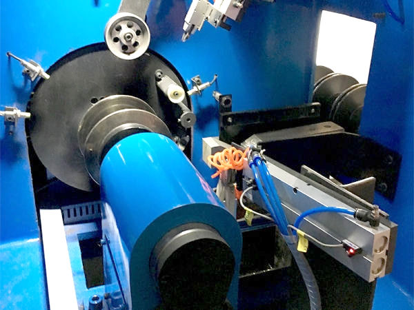 Automatic spool-changing take-up machine
